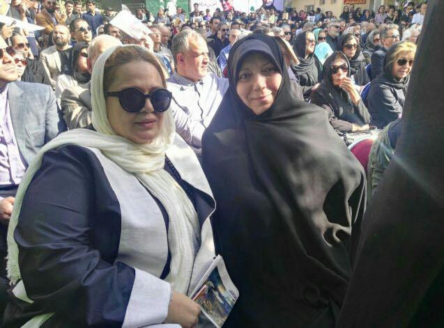 ٰپروانه مافی نماینده تهران در کنار بهاره رهنما در مراسم تشییع کیارستمی