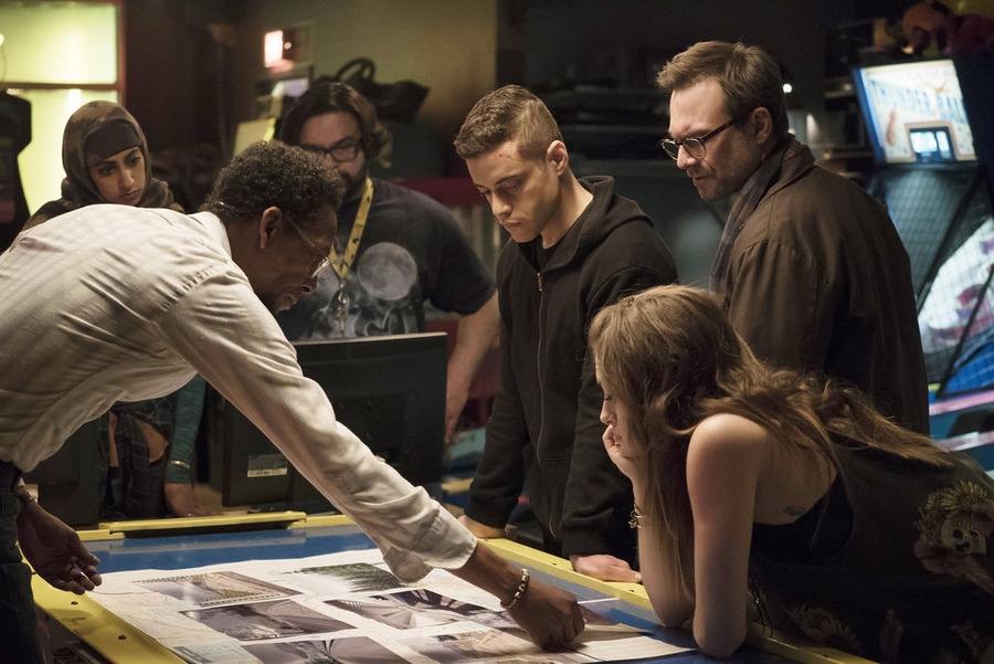 MR. ROBOT -- "da3m0ns.mp4" Episode 104 -- Pictured: (l-r) Ron Cephas Jones as Romero, Rami Malek as Elliot, Christian Slater as Mr. Robot, Carly Chaikin as Darlene -- (Photo by: Virginia Sherwood/USA Network)