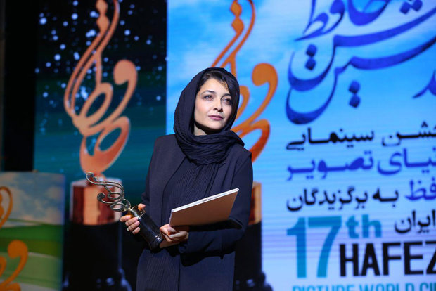 ساره بیات برنده تندیس حافظ بهترین بازیگر نقش اول زن سریال درام برای بازی در سریال عاشقانه ساره بیات برنده تندیس حافظ بهترین بازیگر نقش اول زن سریال درام برای بازی در سریال عاشقانه