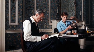 https://www.namava.ir/mag/wp-content/uploads/2021/10/Daniel-Day-Lewis-and-Vicky-Krieps-in-Phantom-Thread-20172-400x225.jpg