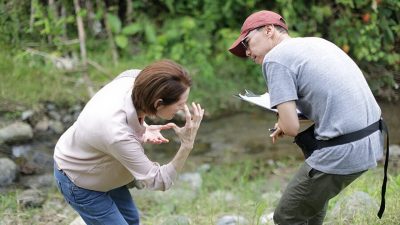 https://www.namava.ir/mag/wp-content/uploads/2022/04/Tilda-Swinton-and-Apichatpong-Weerasethakul-during-filming-of-Memoria-400x225.jpg