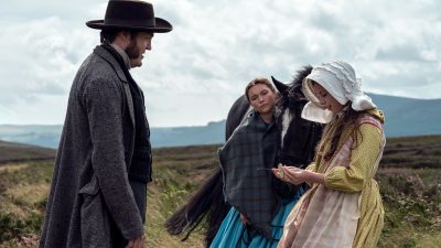 https://www.namava.ir/mag/wp-content/uploads/2022/11/Tom-Burke-Kila-Lord-Cassidy-and-Florence-Pugh-in-The-Wonder-2022-1-400x225.jpg