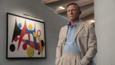 https://www.namava.ir/mag/wp-content/uploads/2023/01/Daniel-Craig-in-Glass-Onion-A-Knives-Out-Mystery-2022-400x225.jpg
