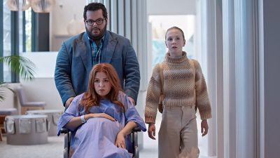 https://www.namava.ir/mag/wp-content/uploads/2023/10/Ariel-Donoghue-Isla-Fisher-and-Josh-Gad-in-Wolf-Like-Me-Season-2-400x225.jpg