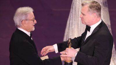 https://www.namava.ir/mag/wp-content/uploads/2024/03/Christopher-Nolan-accepts-the-Oscar-for-best-director-for-Oppenheimer-from-Steven-Spielberg-400x225.jpg